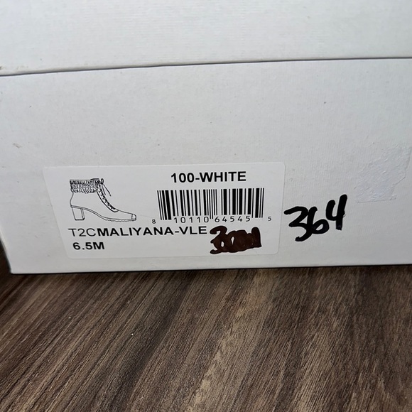 Things II Come Elegant White and Gold Women's Boots - Picture 5 of 5